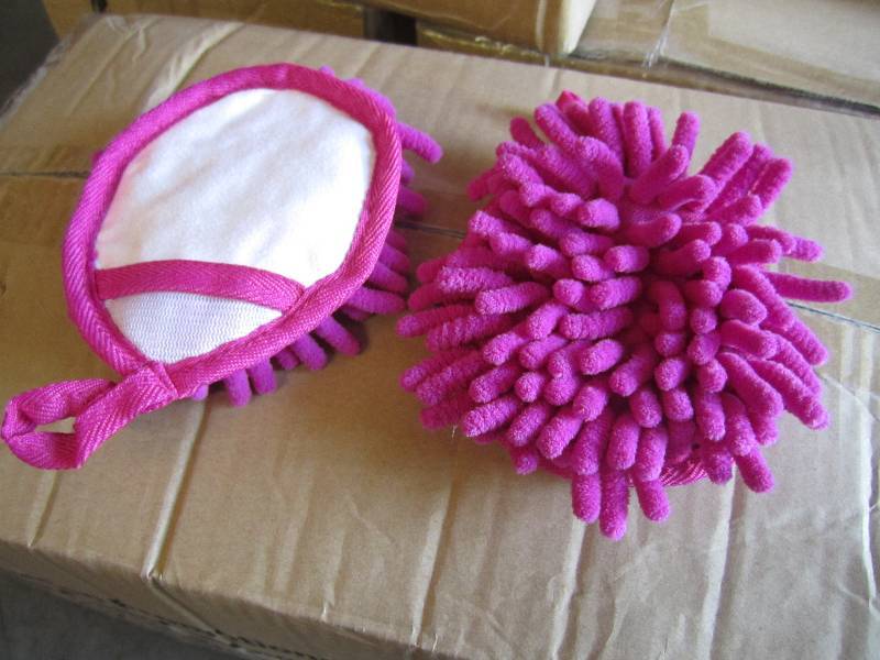 lot 263 image: Case of 200 Frizzy Finger Dusters P...