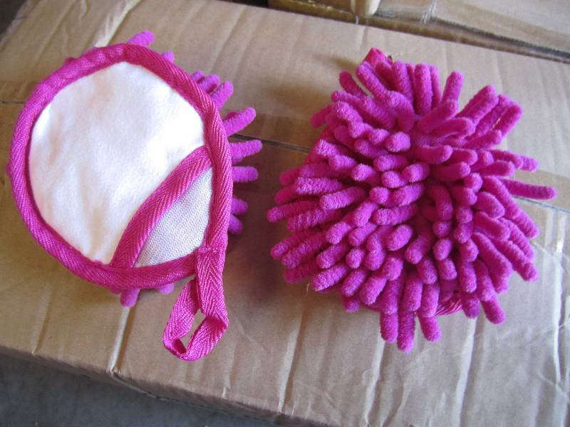 lot 264 image: Case of 200 Frizzy Finger Dusters P...
