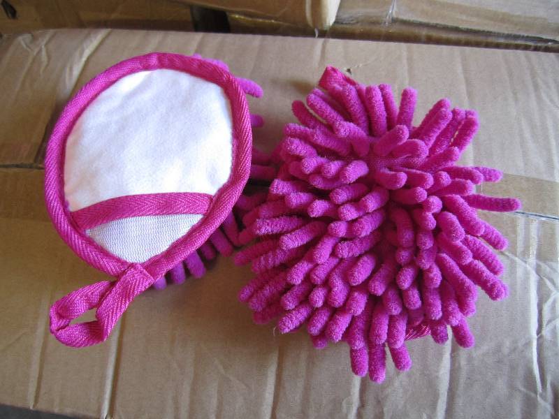 lot 265 image: Case of 200 Frizzy Finger Dusters P...