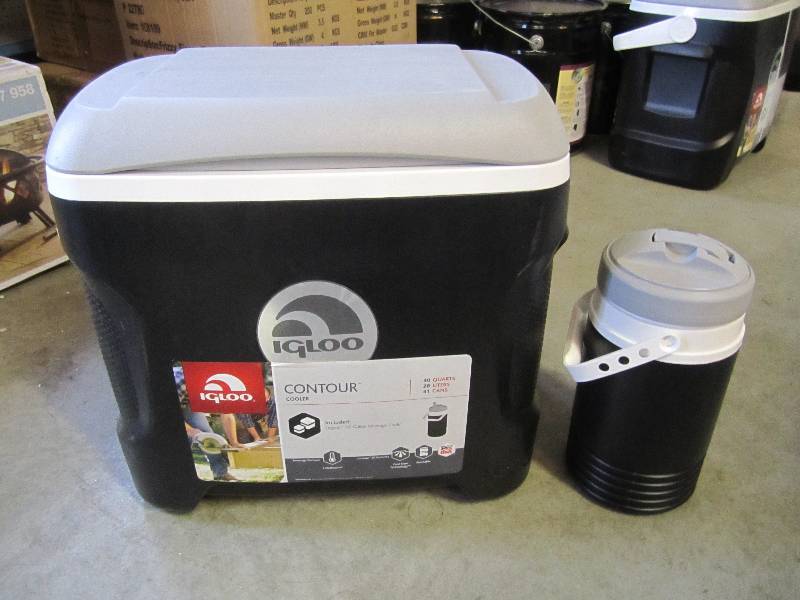 lot 268 image: Igloo 30 Quart Contour Cooler with ...