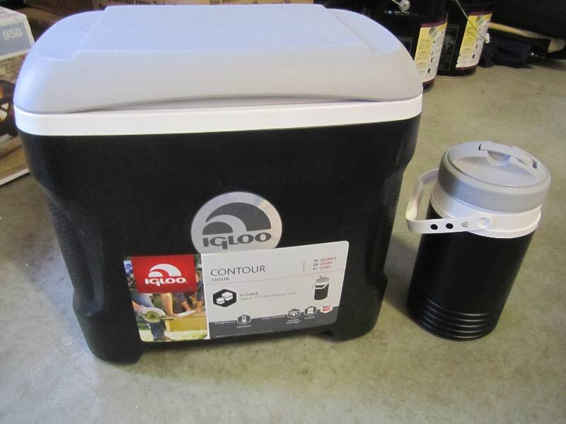 lot 269 image: Igloo 30 Quart Contour Cooler with ...