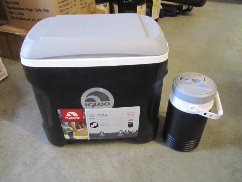 lot 270 image: Igloo 30 Quart Contour Cooler with ...