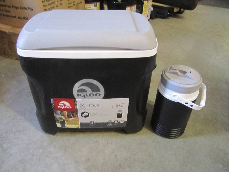 lot 271 image: Igloo 30 Quart Contour Cooler with ...