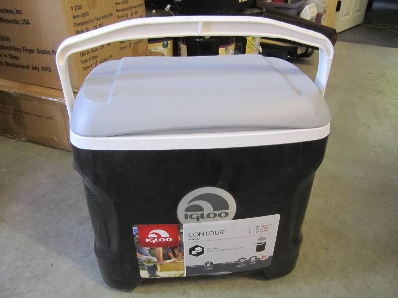 lot 272 image: Igloo 30 Quart Contour Cooler No Be...