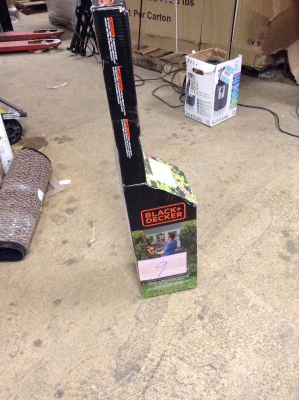 lot 9 image: Black and Decker HT22 Hedge Shrub Trimmer