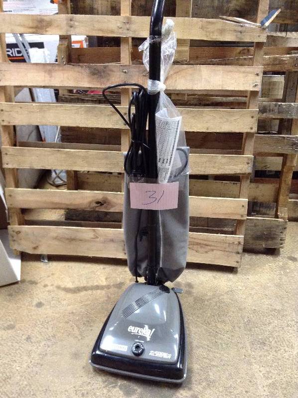 lot 31 image: Eureka Boss Upright Vacuum, 1934B - Corded open box never used