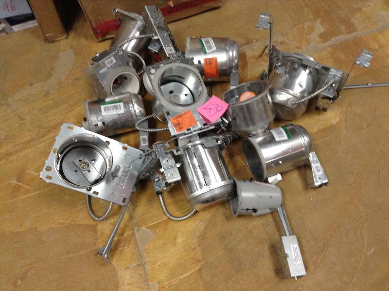 lot 129 image: 6 Ic 120v line voltage housing cooper lightningH7ICT qssorted lot of 10