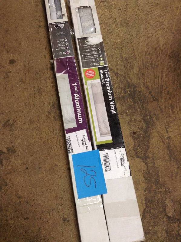 lot 125 image: Lot of 2 - 1 mini blinds