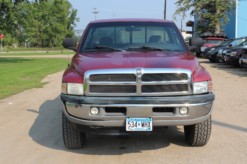 lot 1755 image: 1999 Dodge Ram Laramie SLT - 4x4 5.9l 360ci V8 - Long Box - 155,010 Miles