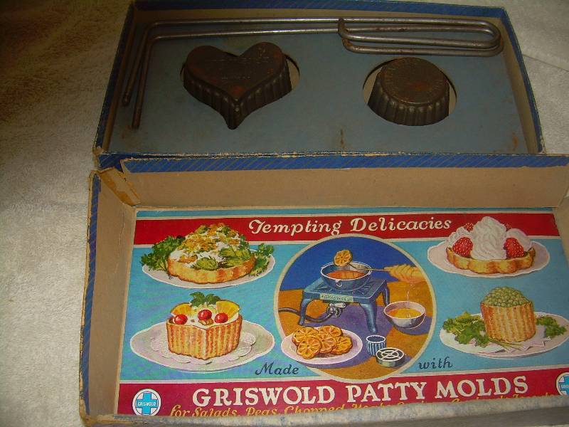 lot 3 image: ANTIQUE GRISWALD PATTY MOLD