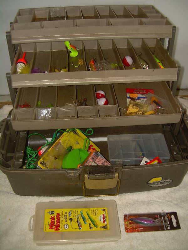lot 4 image: TACKLE BOX AND TACKLE