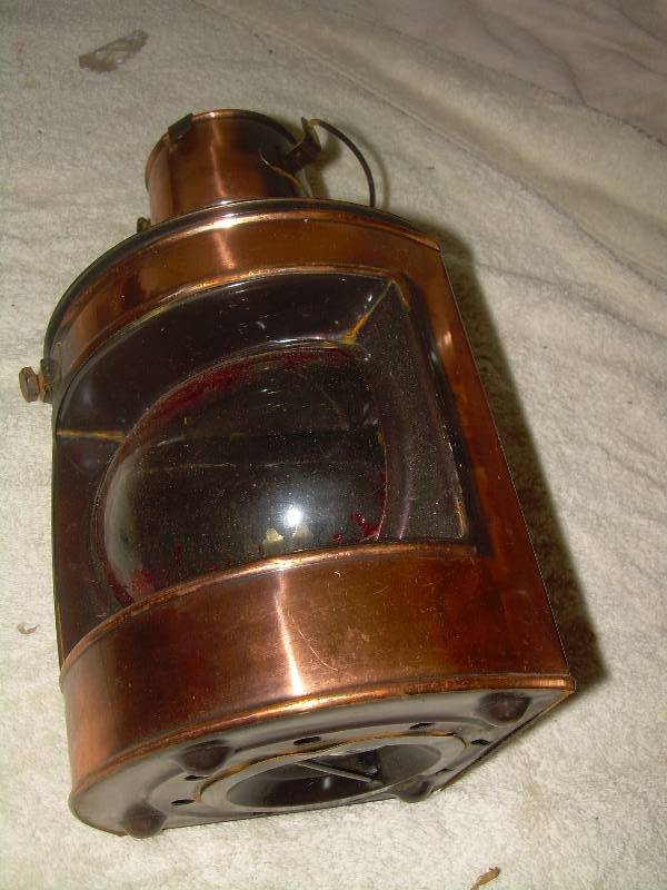 lot 9 image: COLLECTIBLE PORT OIL LAMP
