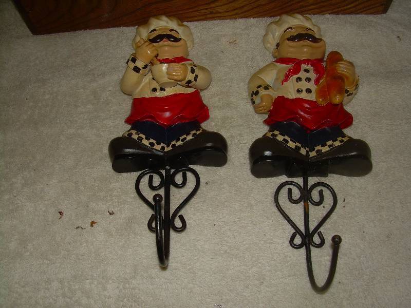 lot 14 image: COLLECTIBLE SPICE RACK AND UTINCEL HOLDERS
