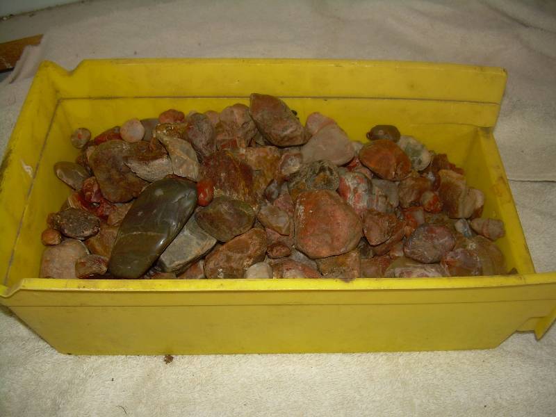 lot 17 image: MULTIPLE AGATES