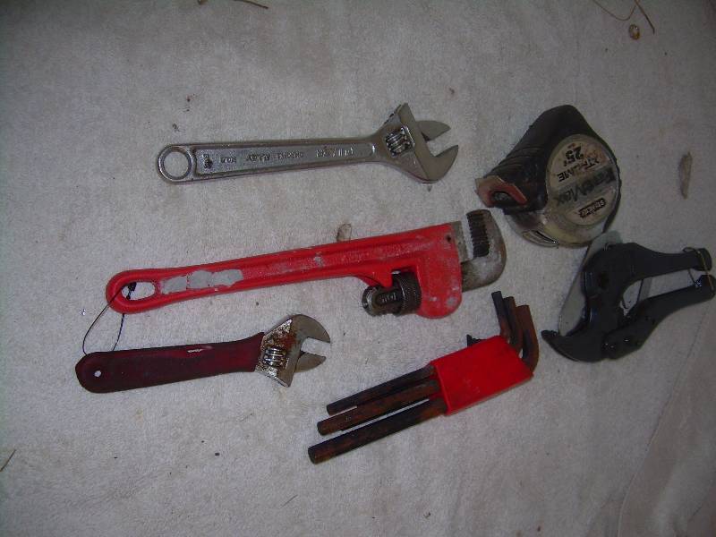 lot 19 image: PIPE WRENCH AND ALAN WRENCHES AND MISC
