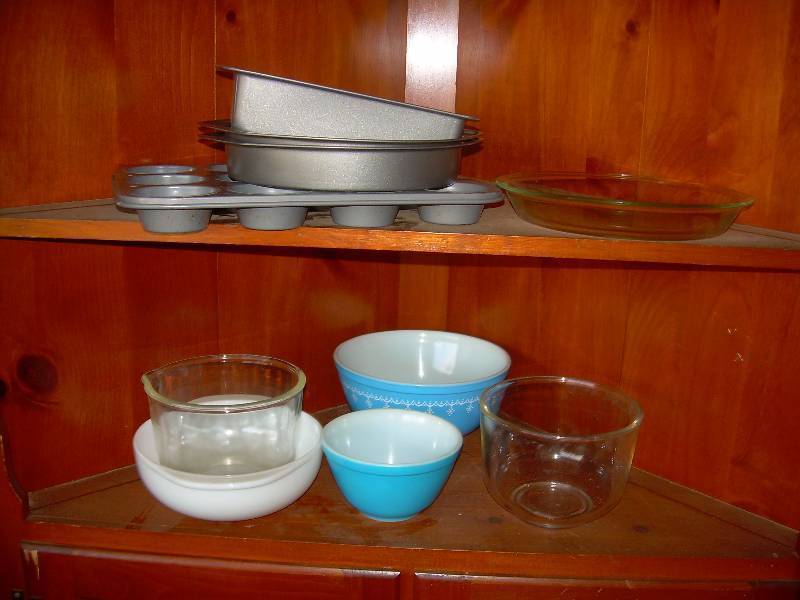 lot 47 image: MIXING BOWLS
