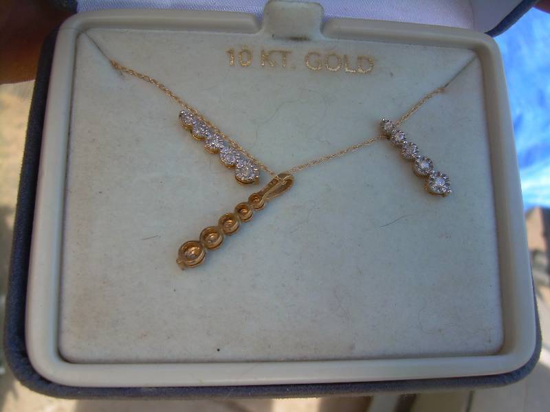 lot 57 image: 14 KT NECLACE AND EARINGS