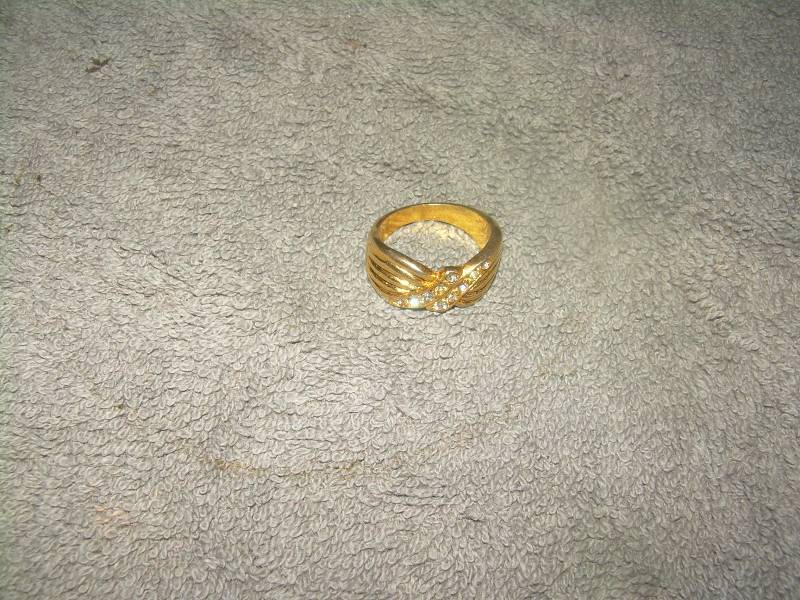 lot 103 image: GOLD AND DIAMOND RING