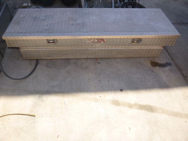 lot 9 image: Aluminum Diamond Plate Toolbox