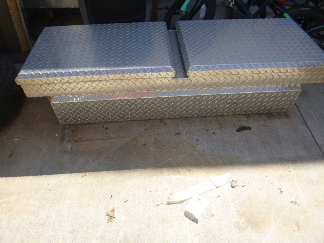 lot 10 image: Aluminum Diamond Plate Toolbox