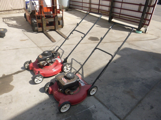 lot 16 image: 2 Push Lawn Mowers