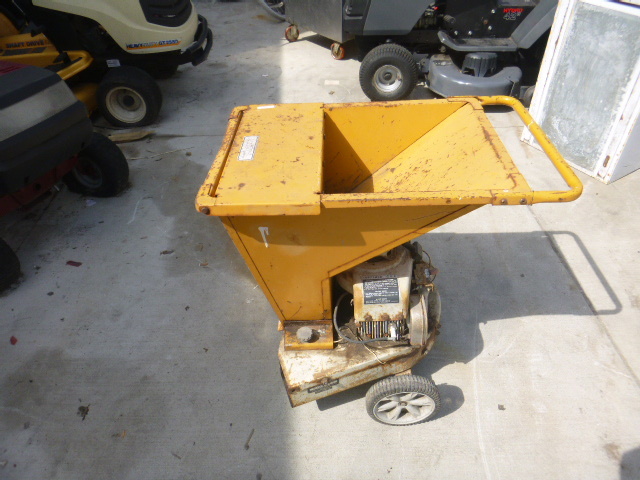lot 18 image: Craftsman Shredder