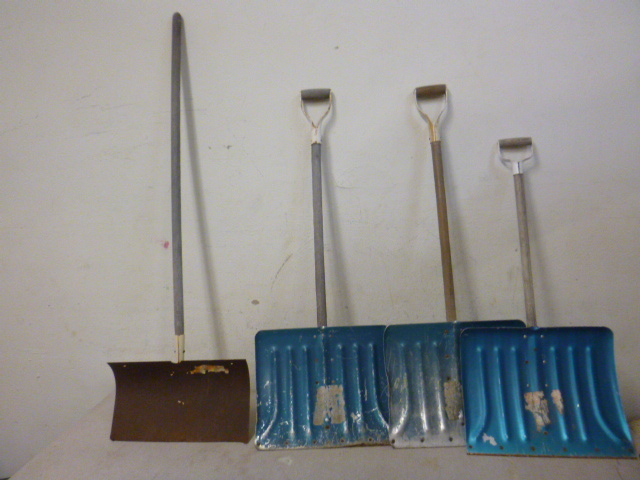 lot 24 image: 4 Snow Shovels