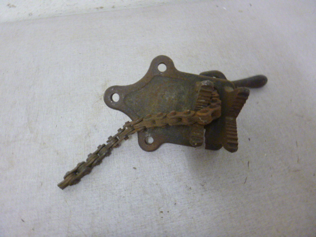 lot 33 image: Pipe Vise