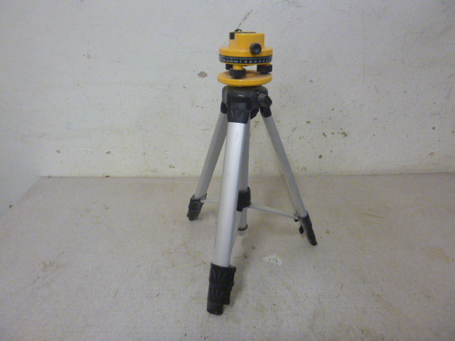 lot 68 image: Tri-Pod