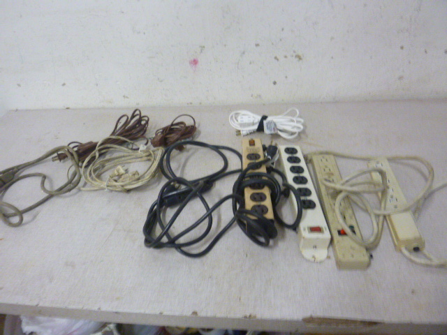 lot 80 image: 4 Power Strips