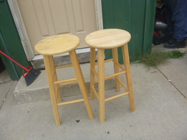 lot 108 image: 2 Bar Stools