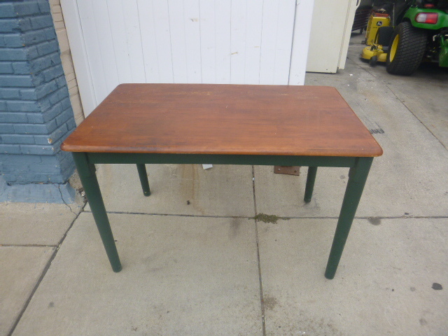 lot 113 image: Small Kitchen Table