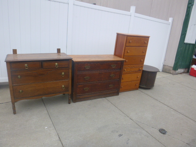 lot 116 image: 3 Dressers