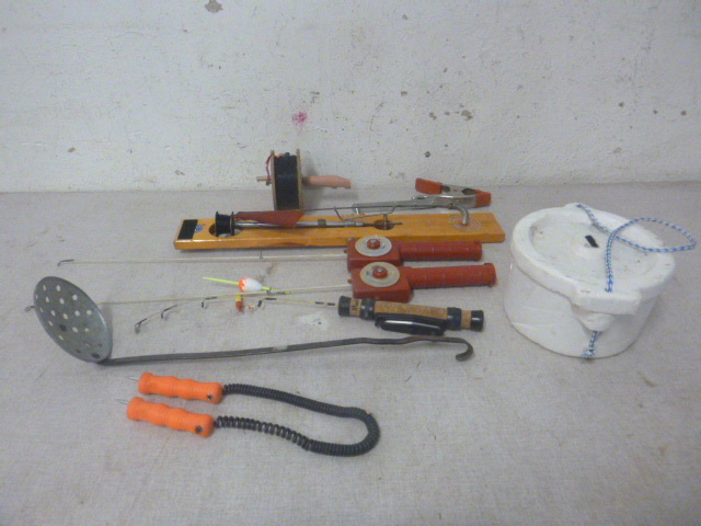 lot 153 image: Miscellaneous Ice Fishing Items