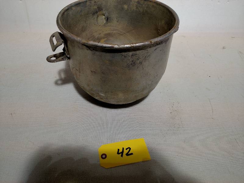 lot 42 image: Mixing Bowl...