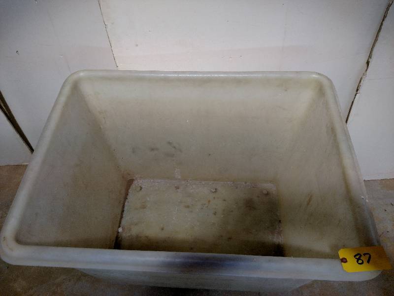 lot 87 image: Meese Poly Laundry Cart...