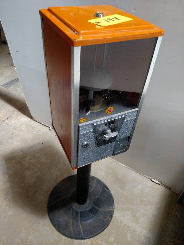 lot 194 image: Oak Vending machine, Keyed Same As ...