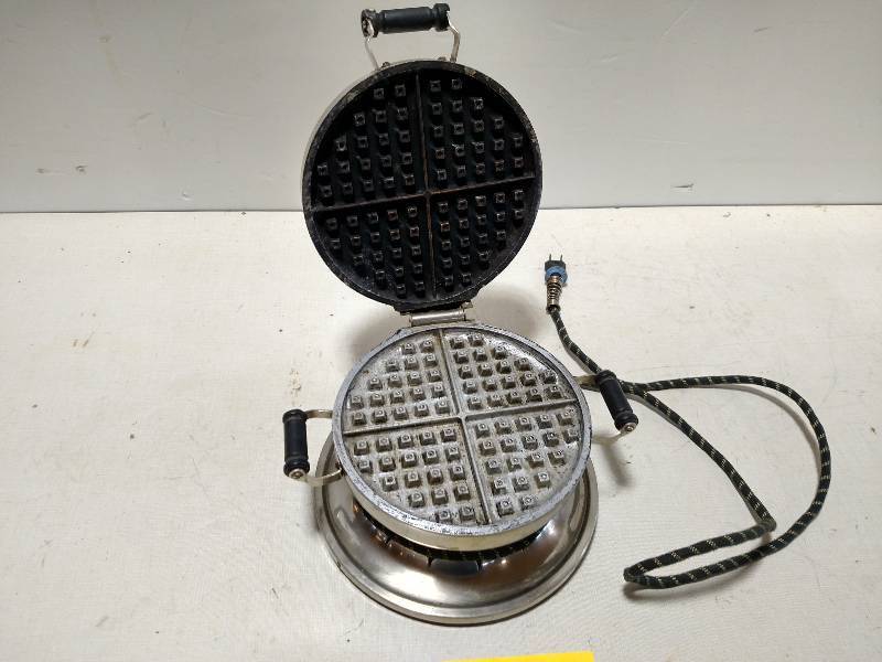 lot 217 image: Universal Waffle Iron, Works...