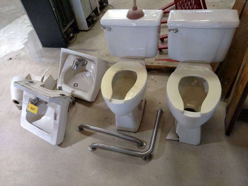 lot 365 image: (5) Porcelain Bathroom Fixtures & (...