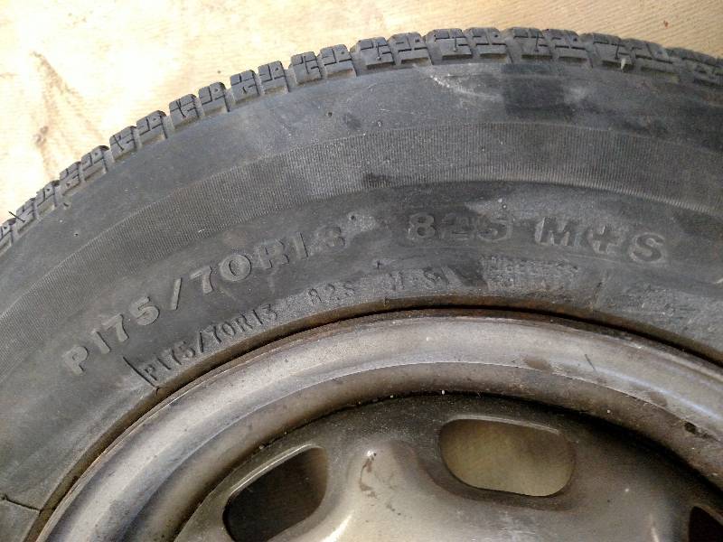 lot 372 image: (4) Asstd Tires & Rims...