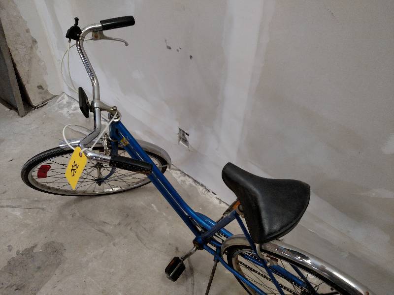 lot 380 image: Schwinn 26 Bike...