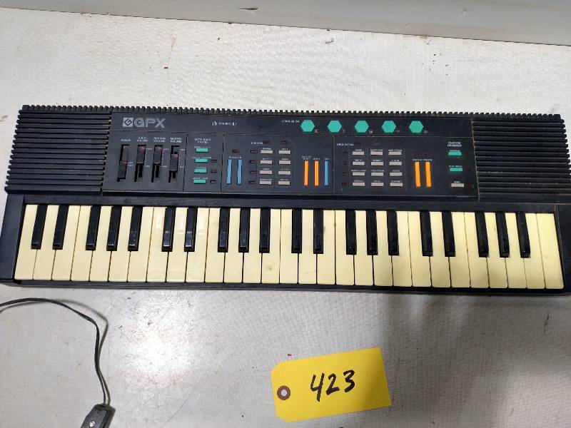lot 423 image: GPX KB898 Deluxe Electronic Keyboar...