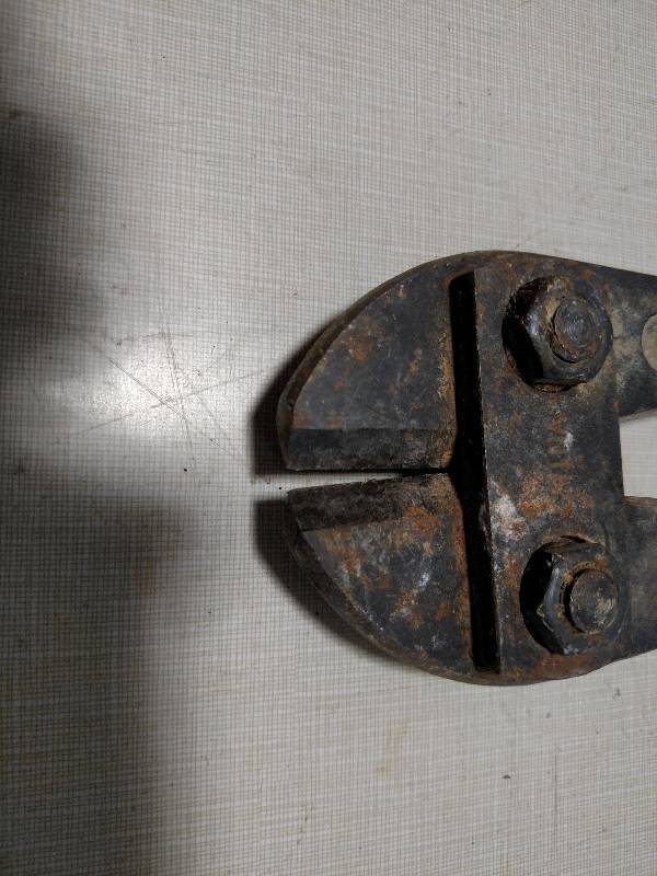 lot 463 image: 24 Bolt Cutters...