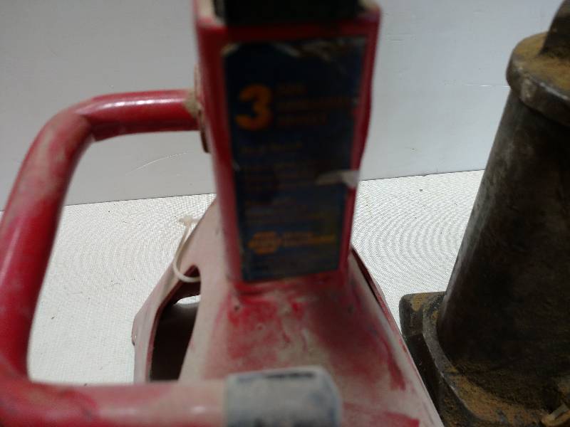 lot 510 image: Bottle Jack & Jack Stand...