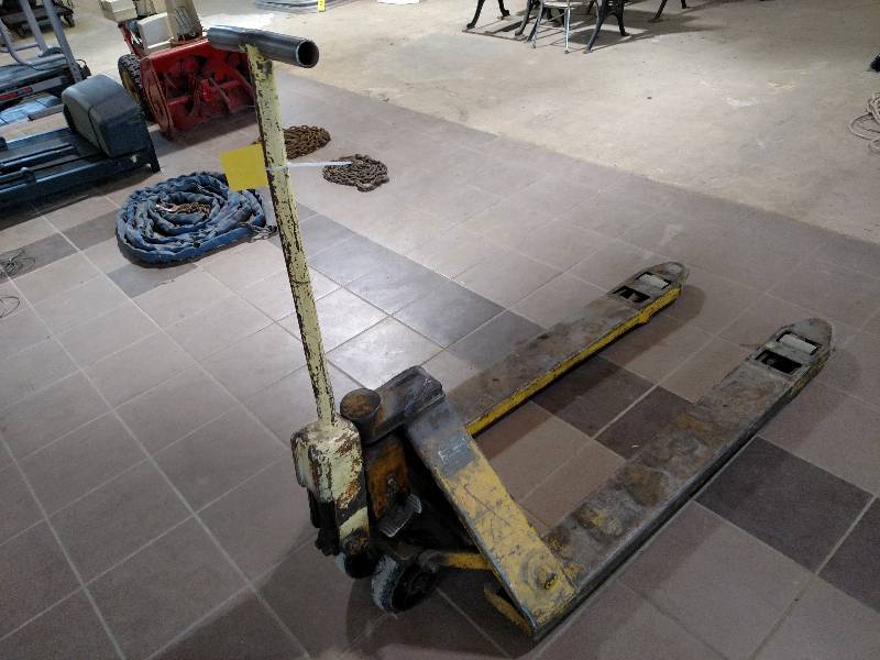 lot 525 image: Pallet Jack, Works...