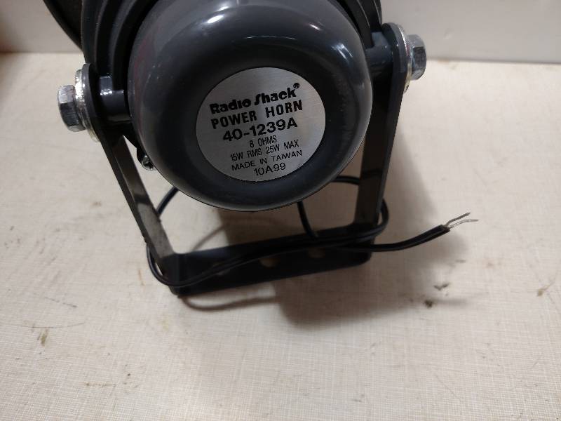 lot 560 image: Radio Shack 8 Power Horn & (2) Bel...