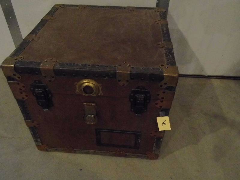 lot 15 image: Square Trunk w Albums