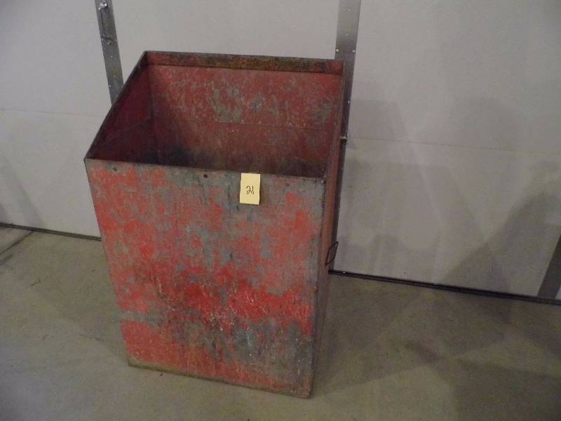 lot 21 image: Metal Bin