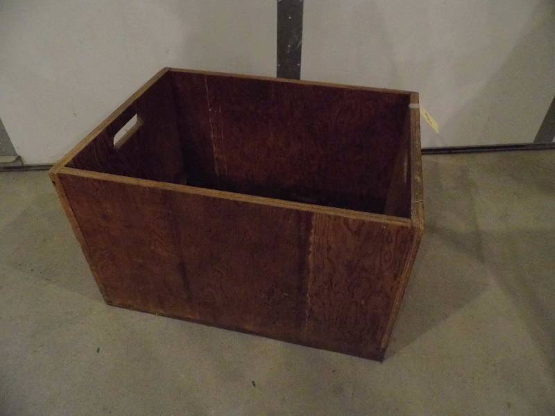 lot 22 image: Wood Crate