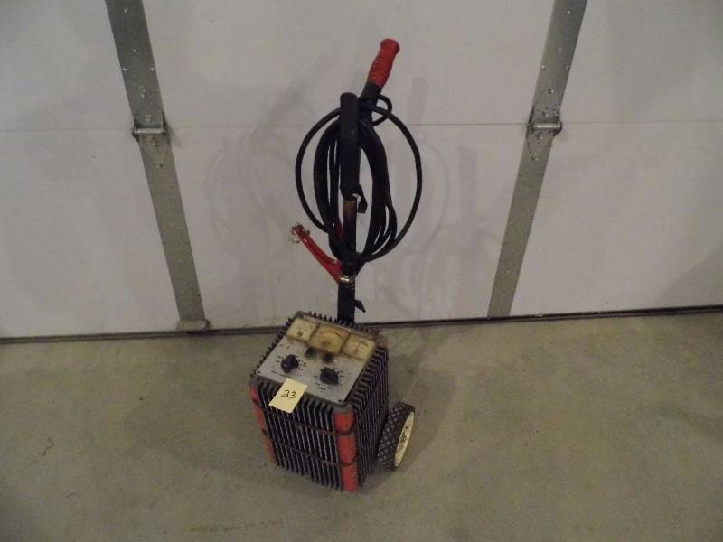lot 23 image: Battery Charger Booster